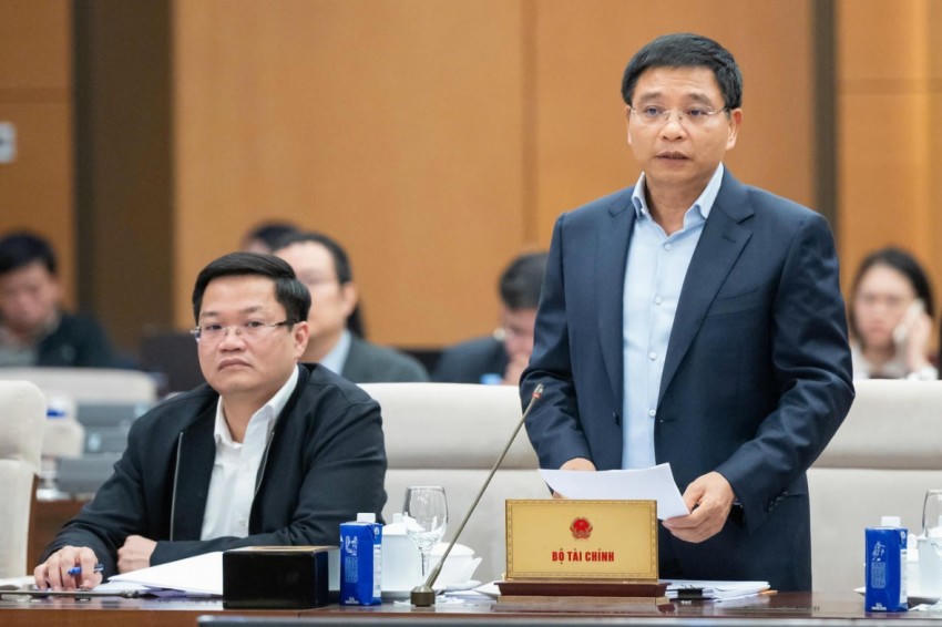 Bộ trưởng Nguyễn Văn Thắng trình bày tại phiên họp.