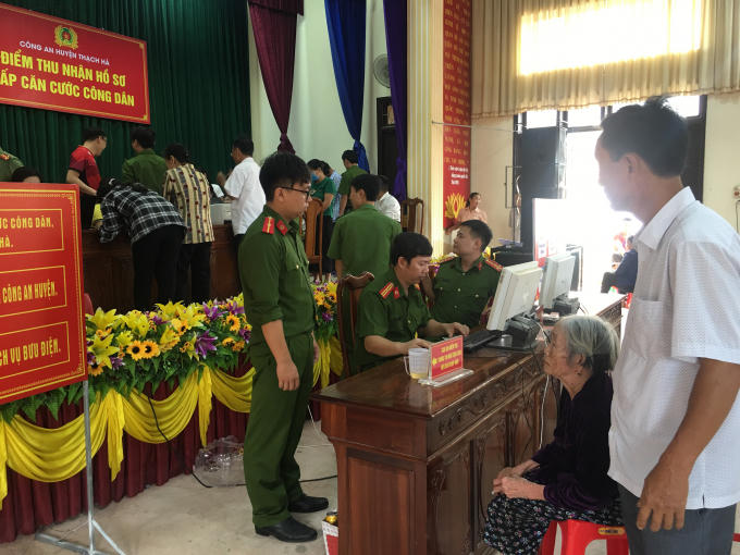 Rất đông người dân đến làm CCCD
