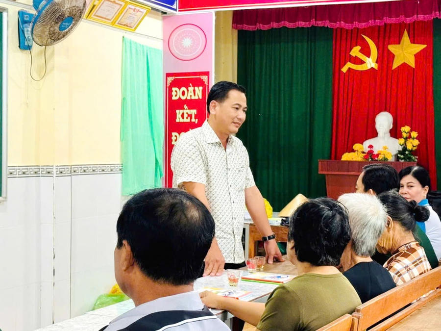 Ông Lê Minh Luân – Phó Bí thư Thường trực Đảng ủy, Chủ tịch Ủy ban MTTQ Việt Nam xã Cái Đôi Vàm phát biểu tại buổi khai giảng.