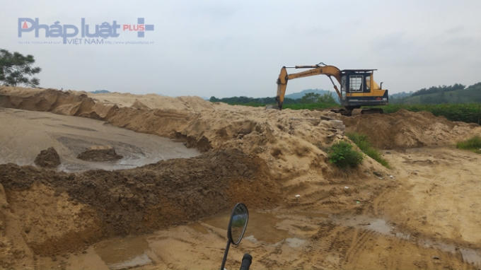 Nhiều năm công khai khai thác cát trái phép, bãi tập kết cát của nguyên trưởng thôn Lê Thế Đức đã bị "xóa sổ" sau loạt bài điều tra của PhapluatPlus.vn