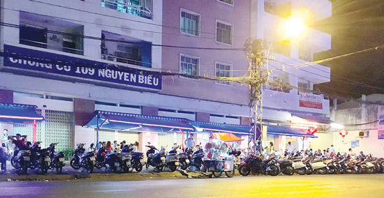 Một số hộ dân ngang nhiên chiếm lề đường công cộng gây bức xúc.