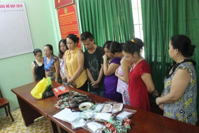 Các con bạc cùng tang vật tại cơ quan điều tra.