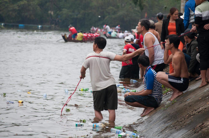 Nhiều khán giả như muốn nhảy lên thuyền thay tay chèo.