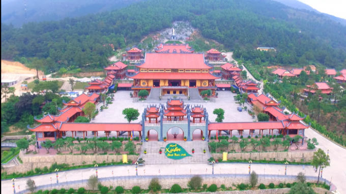 Toàn cảnh chùa Ba Vàng nhìn từ trên cao (Ảnh: Khám phá Việt Nam).
