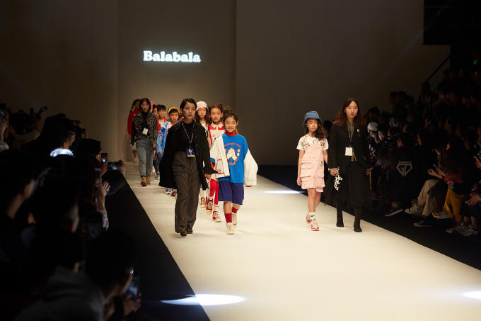 Kh&aacute;nh An t&aacute;i hiện m&agrave;n catwalk 'thần sầu' trong bong nước tại Thượng Hải