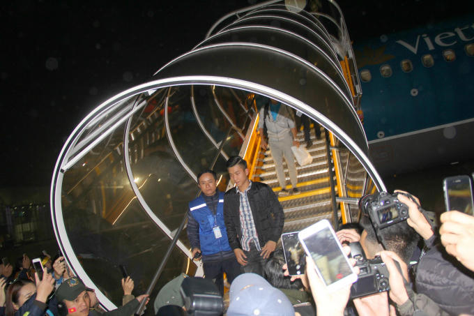 Các cầu thủ trở về trong vòng vây của cổ động viên xứ Nghệ.