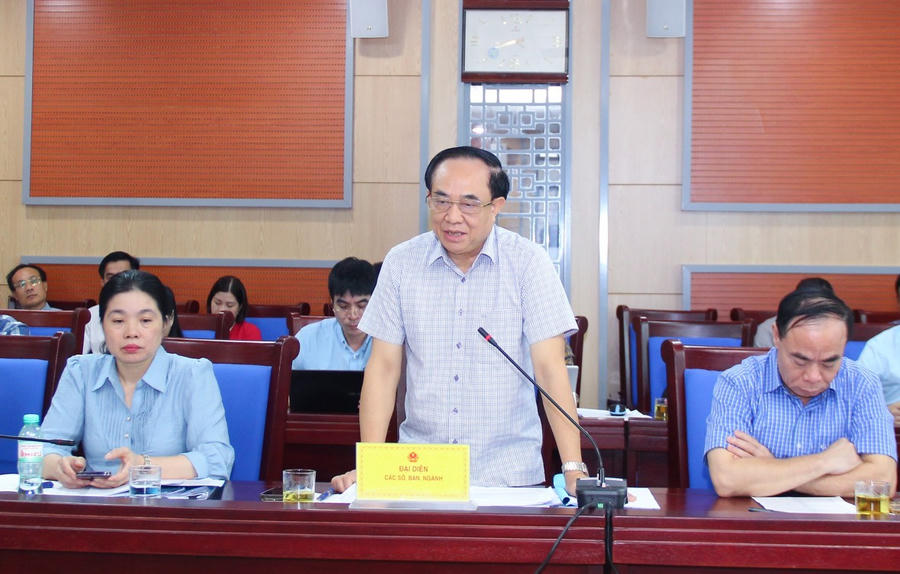 Ông Đoàn Hồng Vũ (đứng) Ủy viên Ban Chấp hành Đảng bộ tỉnh, Giám đốc Sở LĐTB&XH Nghệ An xin nghỉ hưu trước tuổi - Ảnh TL.