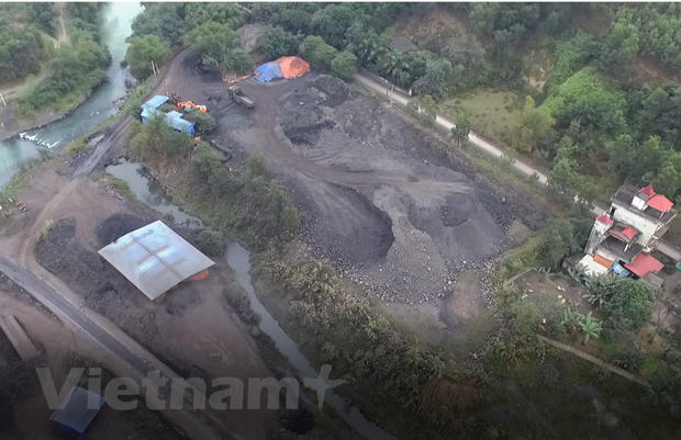 Một khu tập kết, sàng tuyển xít than "khổng lồ" ở ngay bên ngoài Mỏ than Phấn Mê. (Ảnh: P.V/Vietnam+)