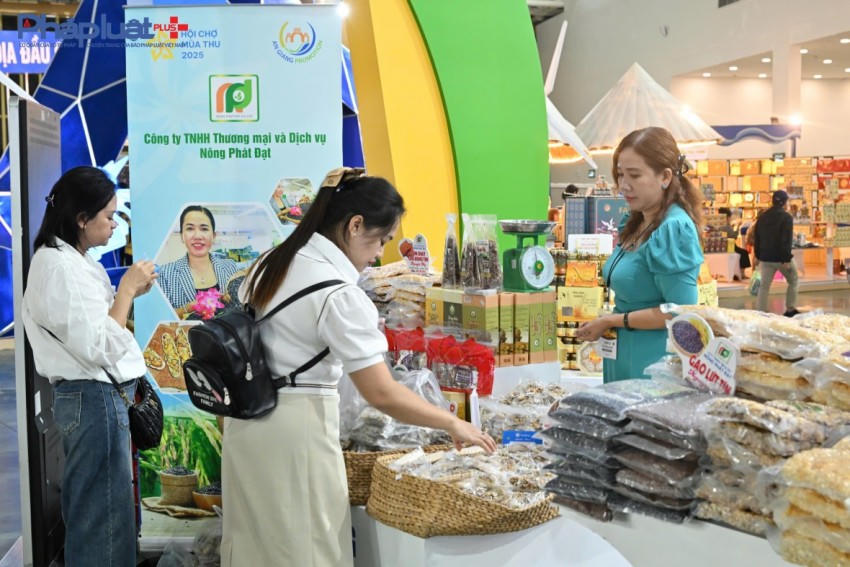 Tham gia Hội chợ mùa Thu lần thứ nhất, tỉnh An Giang quảng bá các tiềm năng, thế mạnh về văn hóa, tài nguyên du lịch An Giang, các khu, điểm du lịch và dịch vụ du lịch An Giang đến với khách tham quan.