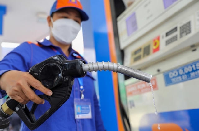 Tiếp tục giảm thuế bảo vệ môi trường với xăng, dầu trong năm 2023