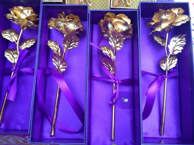 Nhiều b&ocirc;ng hoa hồng mạ v&agrave;ng c&oacute; gi&aacute;