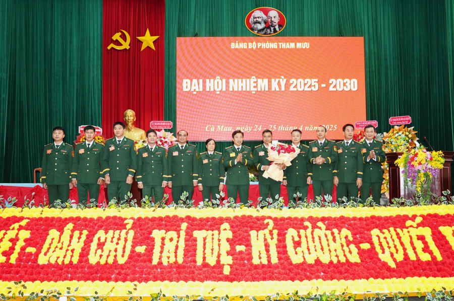 Đại tá Phạm Minh Giang - Tỉnh ủy viên, Bí thư Đảng ủy, Chính ủy BĐBP tỉnh Cà Mau, tặng hoa chúc mừng Cấp ủy Đảng bộ Phòng Tham mưu, nhiệm kỳ 2025 – 2030.