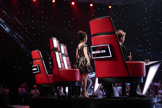 Cậu bé “búi tóc” Quốc Thái hát tiếng Anh khiến 4 HLV “lao” lên sân khấu tranh giành