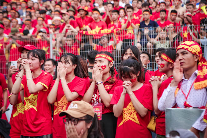 Gương mặt buồn bã của CĐV khi Olympic Việt Nam sớm bị thủng lưới.