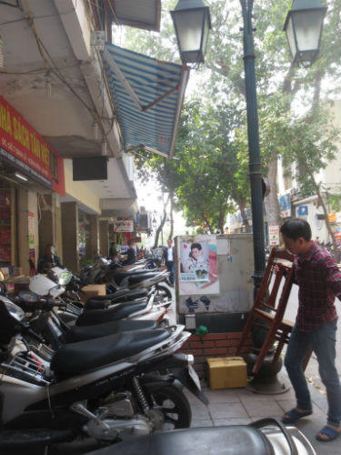 Hình ảnh mất mỹ quan đô thị sau khi thực hiện chiến dịch vỉa hè