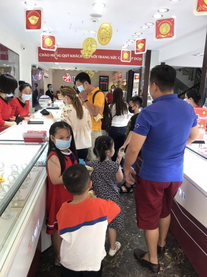 Một gia đình tại Cần Thơ cùng nhau rước lộc Thần Tài may mắn tại Trung tâm 34-36, Ngô Quyền, phường Tân An, Quận Ninh Kiều, TP Cần Thơ. Không chỉ sở hữu sản phẩm vàng giàu giá trị thẩm mỹ, tích trữ và phong thủy cùng dịch vụ chuyên nghiệp, khách hàng còn được nhận lì xì may mắn từ DOJI từ ngày 31/1-3/2/2020