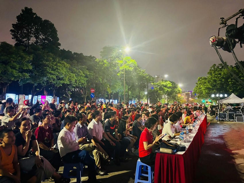 Đông đảo người dân phường Nghĩa Đô hân hoan, vui vẻ với đêm liên hoan nghệ thuật quần chúng trong ngày đầu tiên chính quyền vận hành bộ máy hoạt động chính quyền địa phuơng 2 cấp.