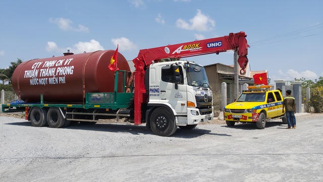Xe chở nước ngọt cung cấp miễn phí cho người dân