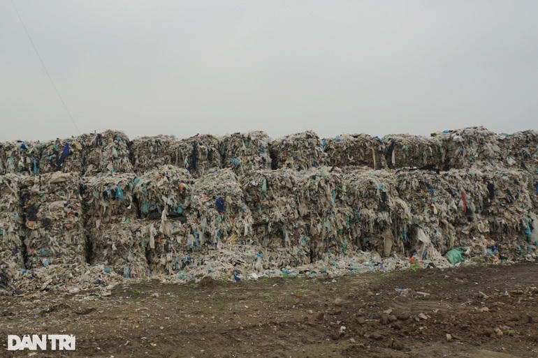 Những kiện phế liệu xếp thành