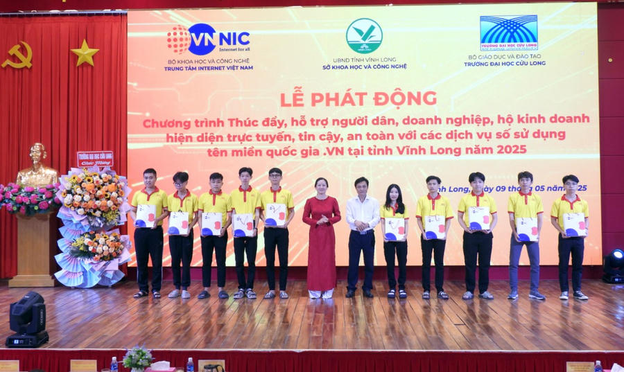 Ban tổ chức tặng quà lưu niệm cho sinh viên Trường Đại học Cửu Long đăng ký thành công tên miền quốc gia “.vn” (Ảnh: Nguyễn Dô)