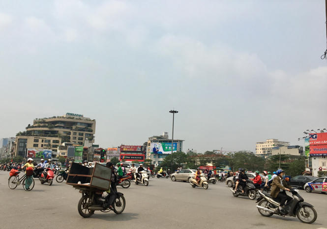 Nút giao Hoàng Cầu - Ô Chợ Dừa, người dân di chuyển tự do bất chất đèn tín hiệu. Theo ghi nhận, chỉ cần CSGT vắng bóng, nhiều người sẽ đi thẳng từ đường Đê La Thành sang hướng Tôn Đức Thắng, Khâm Thiên dù việc này bị cấm.