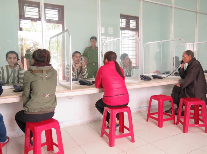 Trại giam tạo điều kiện hết sức cho các phạm nhân liên lạc với gia đình trong ngày xuân (ảnh: Phương Nam).