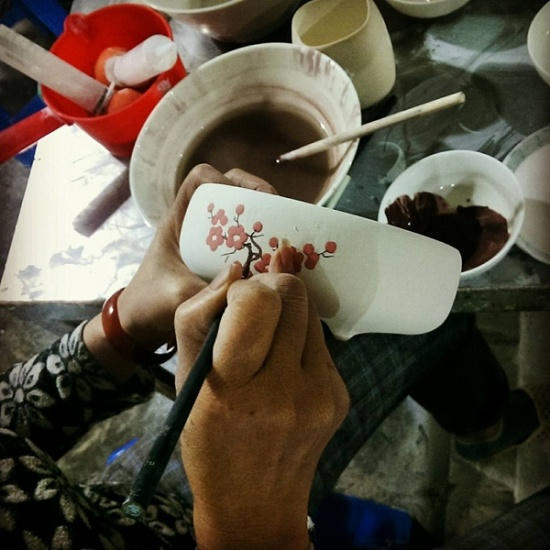 Những họa tiết hoa đào, hoa mai trên chiếc đế chậu được nhiều người ưa chuộng.