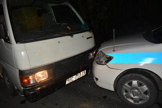 Xe khách tông vào đầu xe CSGT