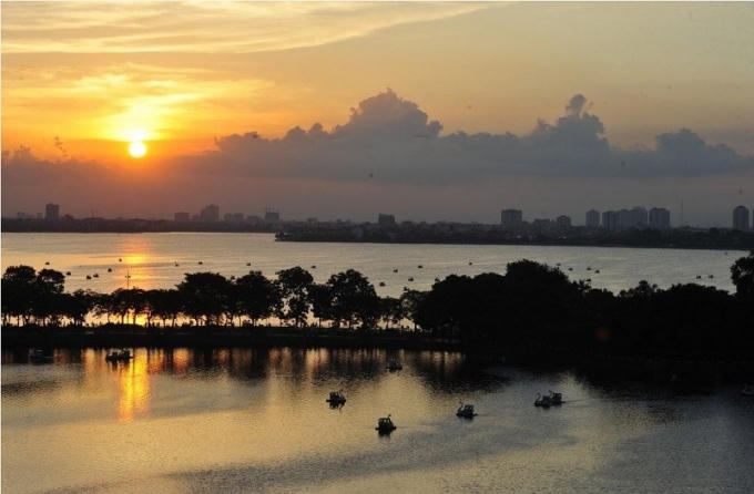 Khung cảnh lãng mạn, đầy thơ mộng của Hồ Tây luôn là hấp lực mê đắm nhiều người.