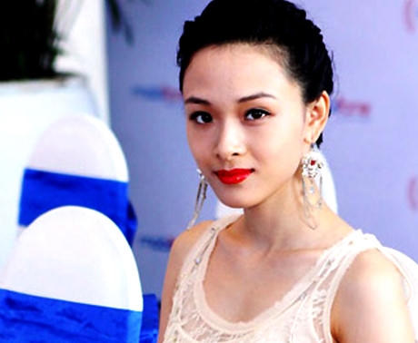 Phương Nga đoạt danh hiệu Hoa hậu người Việt tại Nga năm 2007.