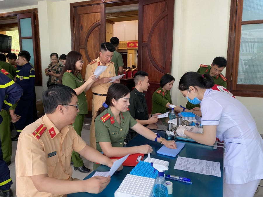 Cán bộ, chiến sĩ Công an tham gia hiến máu tình nguyện.