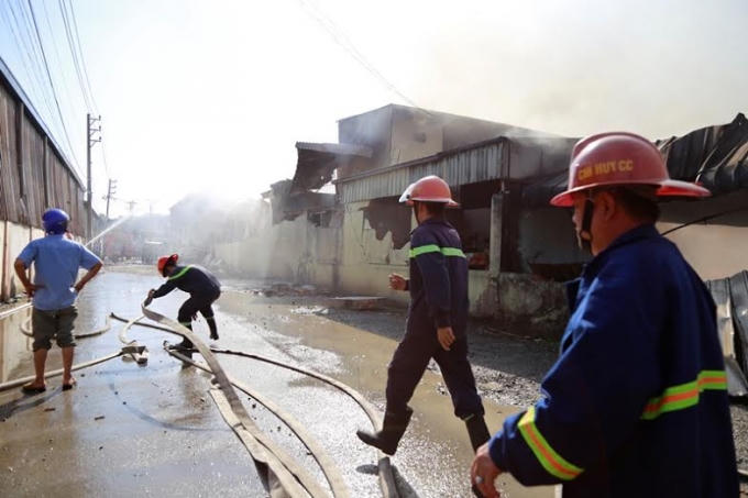 Công tác chữa cháy đang được khẩn trương