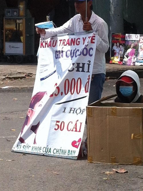 Khẩu trang giá rẻ 'mọc' lên tràn lan trên các vỉa hè (Ảnh Internet)