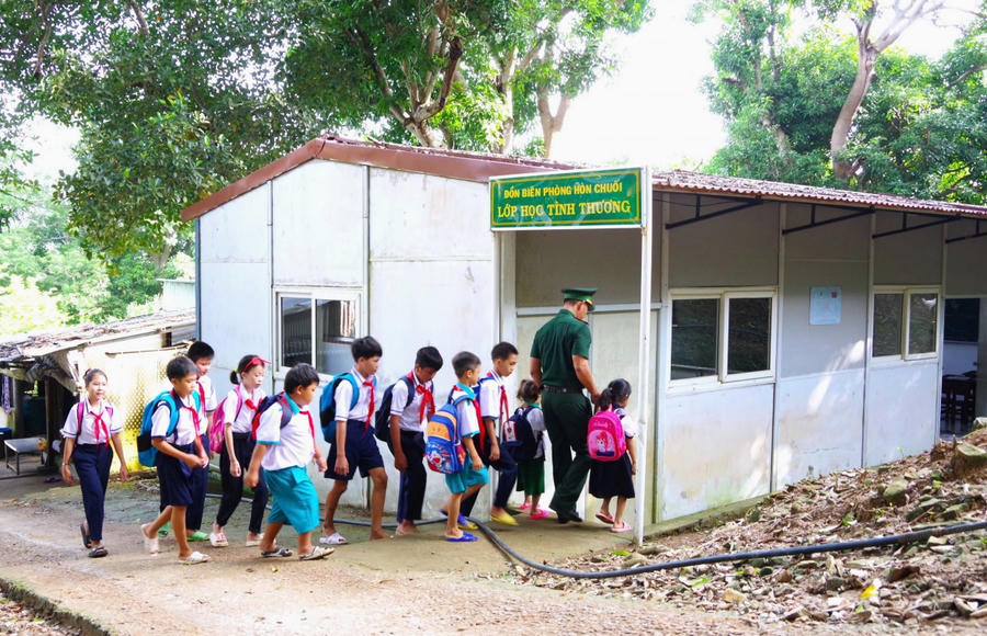 Được sự ủng hộ của các cấp, các ngành và lực lượng BĐBP Cà Mau, lớp học tình thương đến nay đã được xây dựng kiên cố và có đủ đồ dùng phục vụ học tập cho các cháu.