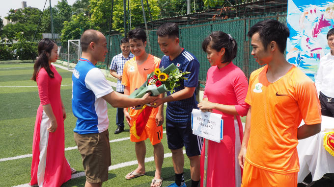 Thạc sĩ Phạm Quốc Cường Tổng thư ký tòa soạn Pháp luật Plus trao giải nhì cho đội Bệnh viện Phụ sản Hà Nội.