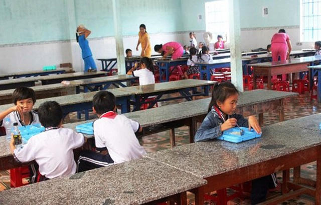 Trong 2 năm, Trường Tiểu học số 2 Tam Quan Bắc đã thu thừa 130 triều đồng tiền ăn ở của học sinh bán trú nên bị yêu cầu trả lại tiền cho cha mẹ học sinh (Ảnh: Báo Bình Định)