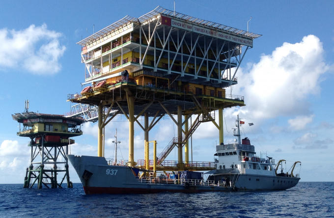 T&agrave;u của đội sửa chữa cập v&agrave;o nh&agrave; gi&agrave;n