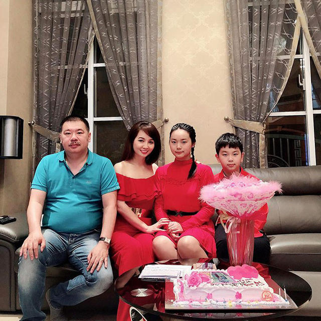 Mai Thu Huyền đăng ảnh gia đình nhân ngày sinh nhật tuổi 15 của con gái lớn. Nữ diễn viên "Những ngọn nến trong đêm" vẫn rất trẻ trung và hạnh phúc.