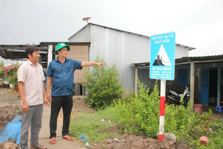 Biển cảnh báo sạt lở công khai số điện thoại của lãnh đạo địa phương.