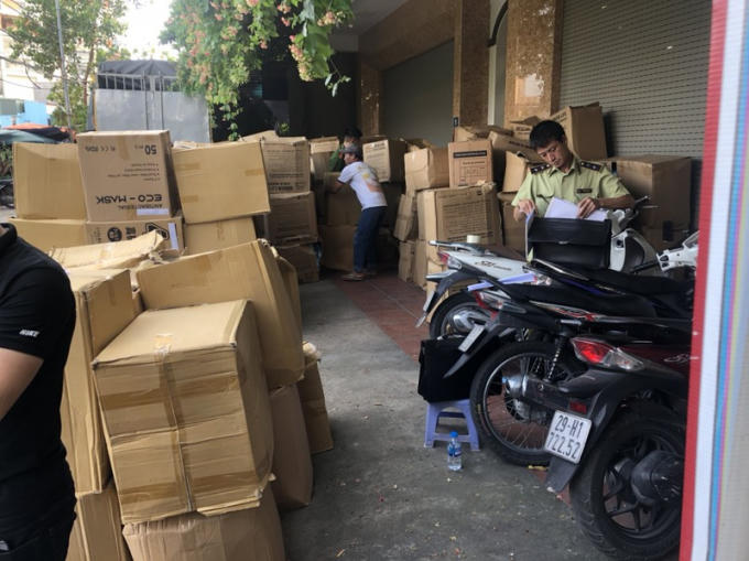 Lực lượng QLTT Hà Nội lập biên bản hàng hóa vi phạm.