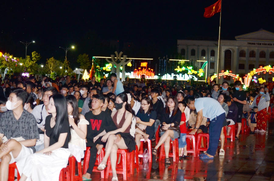 Mặc dù trời mưa, nhưng rất đông người dân vẫn đến xem chương trình nghệ thuật và thưởng thức pháo hoa chào mừng 80 năm Quốc khánh.