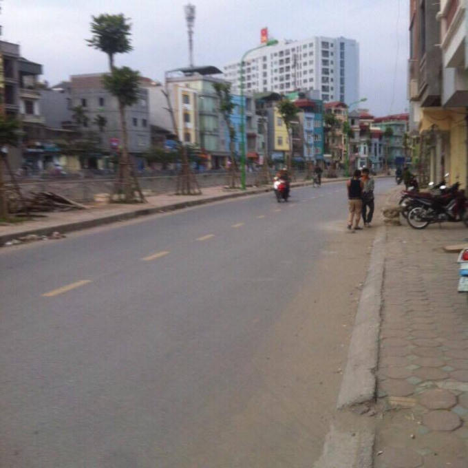 Mặt ngõ 216 Định Công, hai xe ô tô tránh nhau thoải mái.