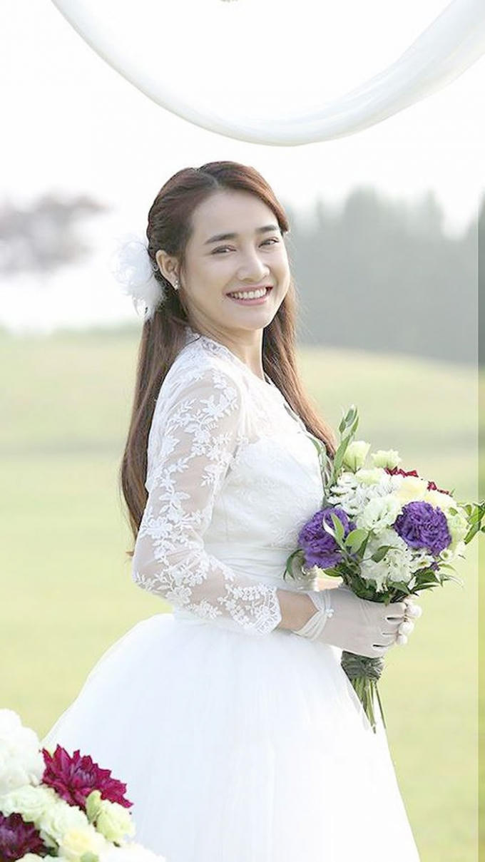 Nhiều người còn tỏ ra vô cùng háo hức cũng như tò mò về bộ ảnh cưới của cặp đôi.