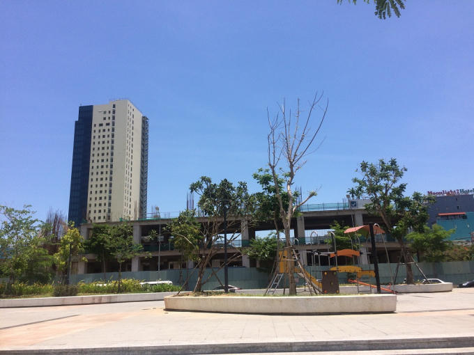 Sáng ngày 19/1/2008, Công ty CP địa ốc Đông Á đã chính thức khởi công xây dựng Khu phức hợp Golden Square tại TP Đà Nẵng. Chủ đầu tư công bố khi đó dự án có tổng vốn đầu tư 1.000 tỷ đồng chia thành 2 giai đoạn, trong đó giai đoạn 1 là 495 tỷ đồng với tổng diện tích 10.664m2. Đây cũng là một trong những khu đất hiếm hoi của TP Đà Nẵng có diện tích lớn và có đến 4 mặt tiền là các đường Phạm Hồng Thái, Yên Bái, Nguyễn Thái Học và Nguyễn Chí Thanh.