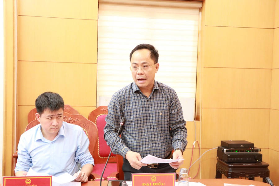 Lãnh đạo Sở Nông nghiệp và Môi trường báo cáo tại phiên họp.