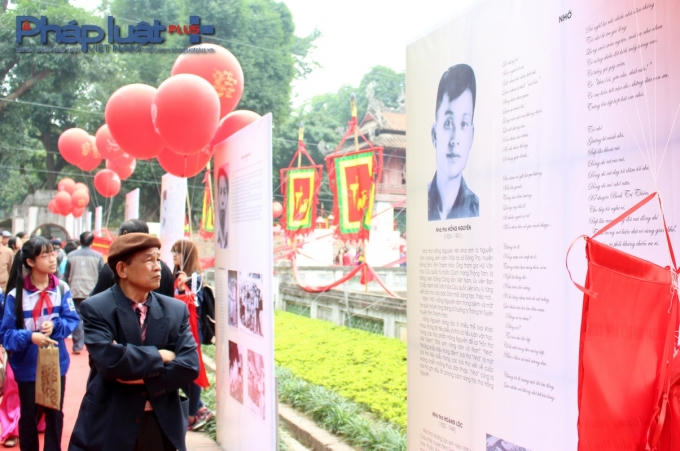 Song song đó là cuộc triển lãm thơ