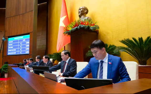 Chủ tịch Quốc hội và các Phó Chủ tịch Quốc hội bấm nút biểu quyết.