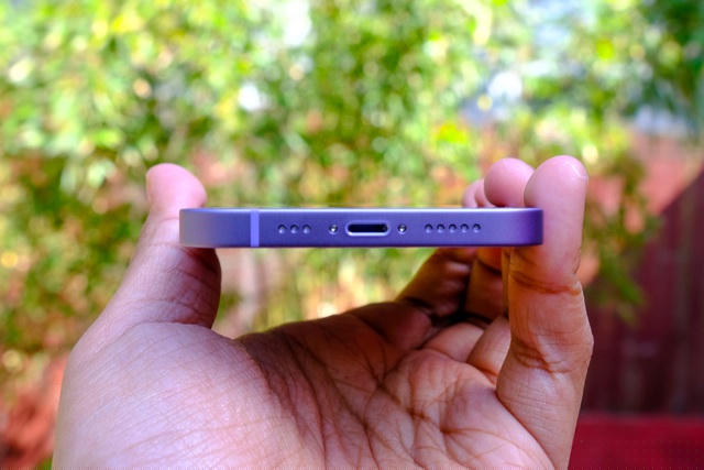 iPhone 12 được trang bị bộ xử lý Apple A14 Bionic, dung lượng RAM 4 GB cùng bộ nhớ trong tùy chọn 64 GB, 128 GB và 256 GB. Viên pin đi kèm theo máy có dung lượng 2.815 mAh, tích hợp công nghệ sạc nhanh 20 W.