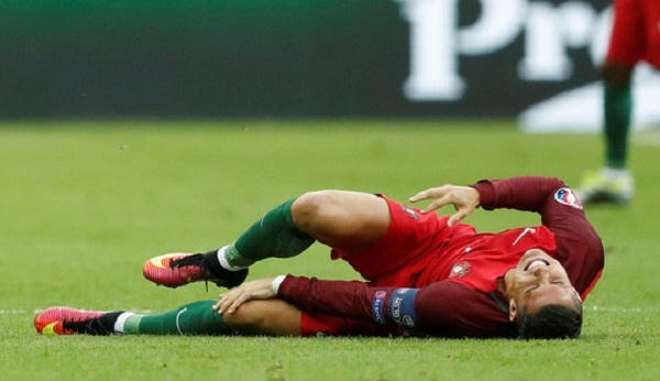 Ronaldo dính chấn thương ở phút thứ 9 sau pha va chạm với Payet (Ảnh: Reuters).
