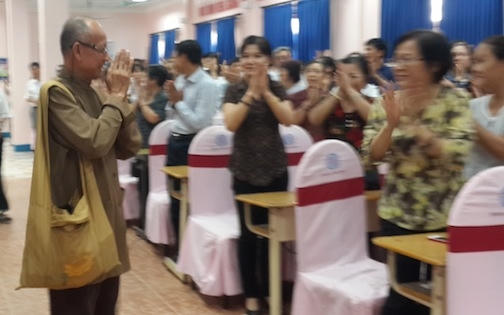 Nhà sư Thích Huyền Diệu chào bà con phật tử trong buổi chia sẻ kinh nghiệm tu hành ở thủ đô Hà Nội
